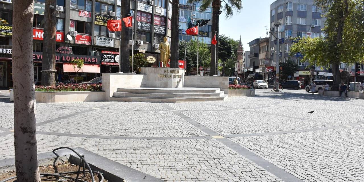 Edremit Cumhuriyet Meydanı Yenilendi