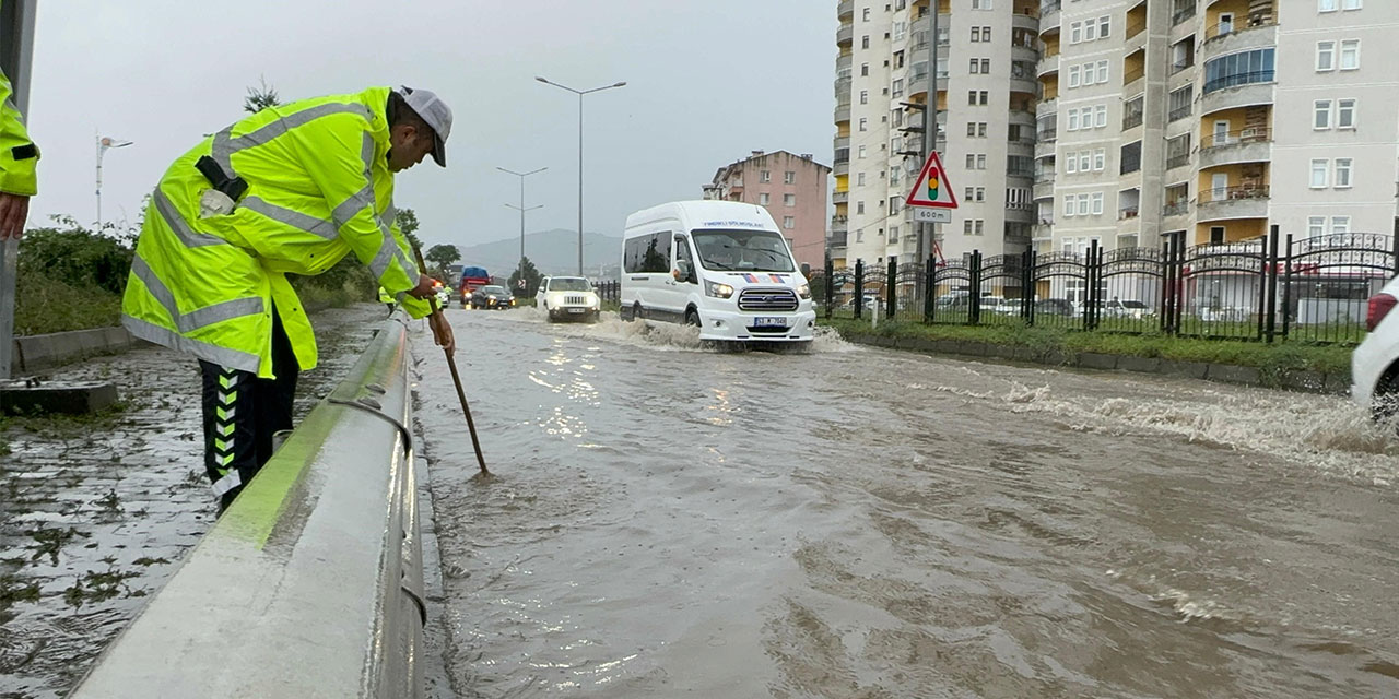Rize'de sağanak yağmur sonrası cadde ve sokaklar göle döndü