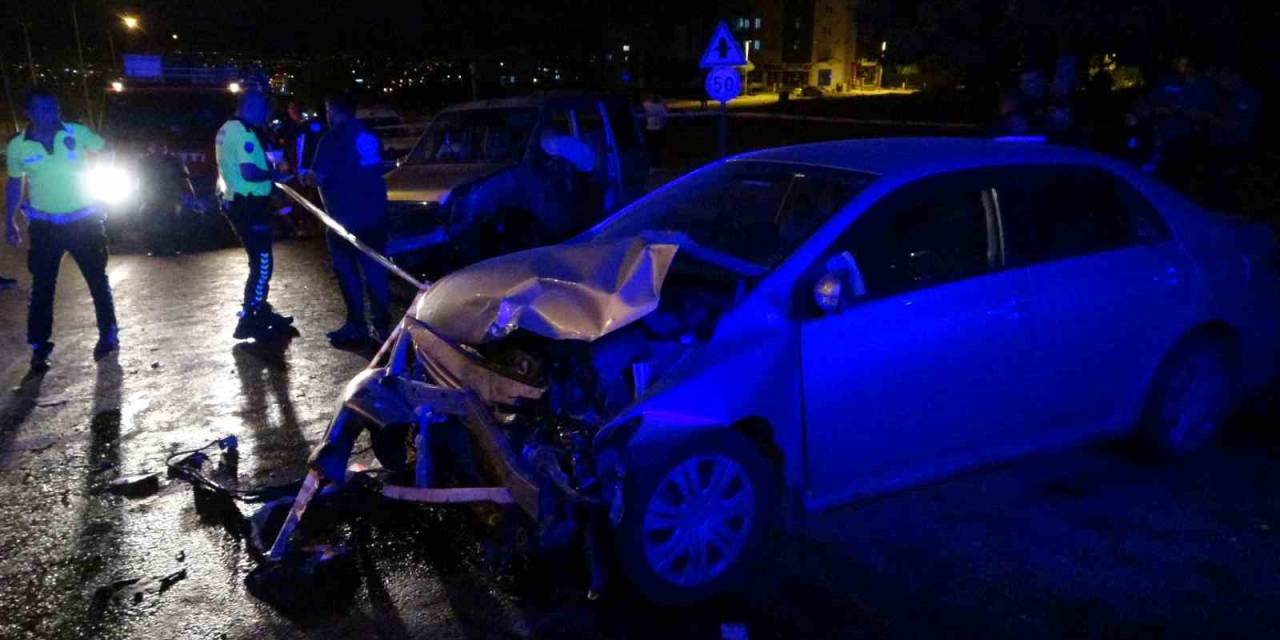 Hafif Ticari Araç İle Otomobil Kafa Kafaya Çarpıştı: 1 Ölü, 3 Yaralı