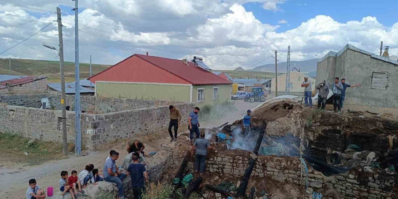 Ağrı’da Ahırda Çıkan Yangın Korkuttu
