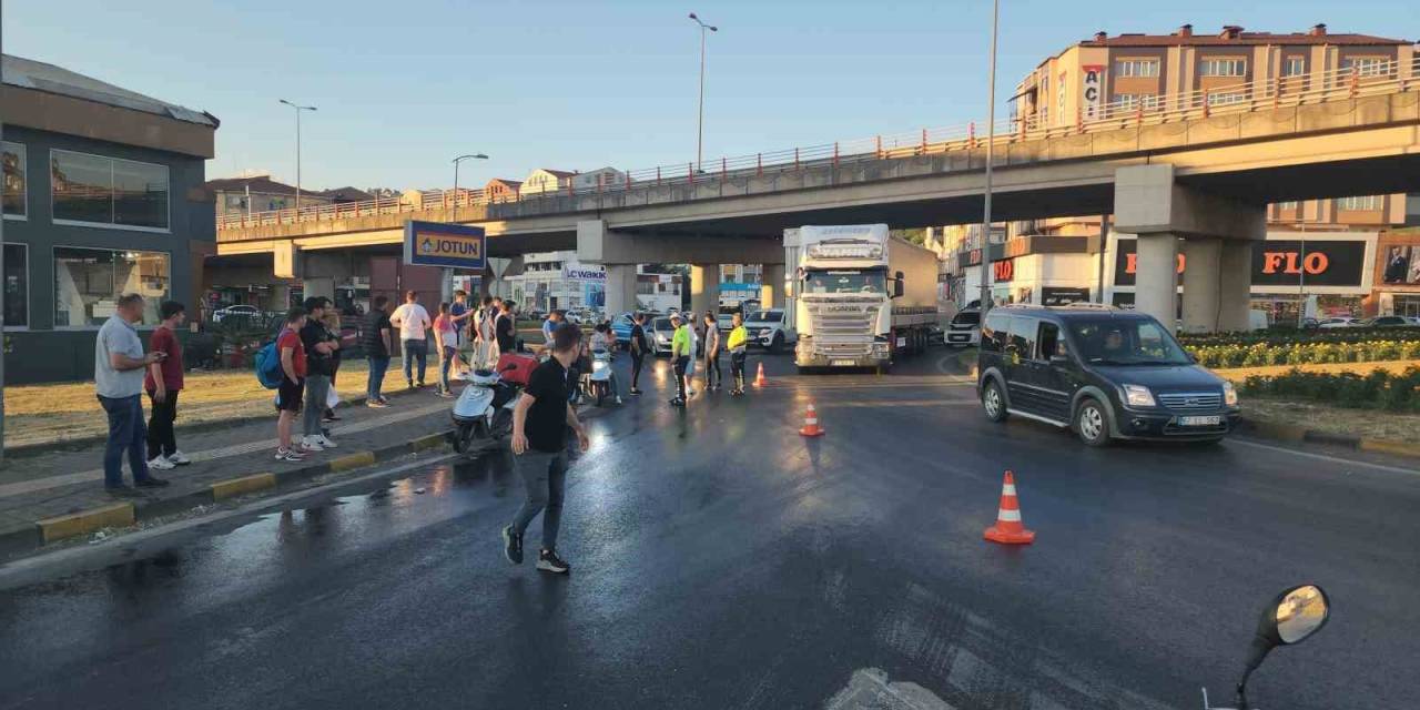 Çöp Kamyonunun Hidrolik Yağı Yola Aktı: 12 Motosiklet, 2 Otomobil Kazaya Karıştı