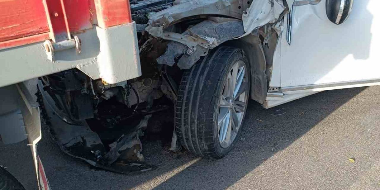 Muş’ta Otomobil Traktöre Çarptı: 4 Yaralı