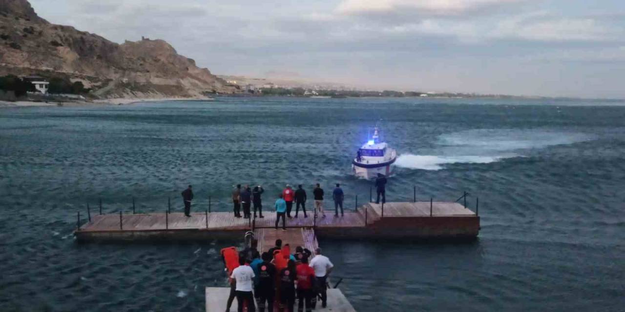 Van Gölü’nde Kanoları Devrilen 4 Kişi Ölümden Döndü