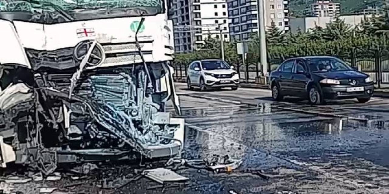 Kırmızı Işıkta Bekleyen Yolcu Otobüsüne Tır Çarptı: 5 Yaralı