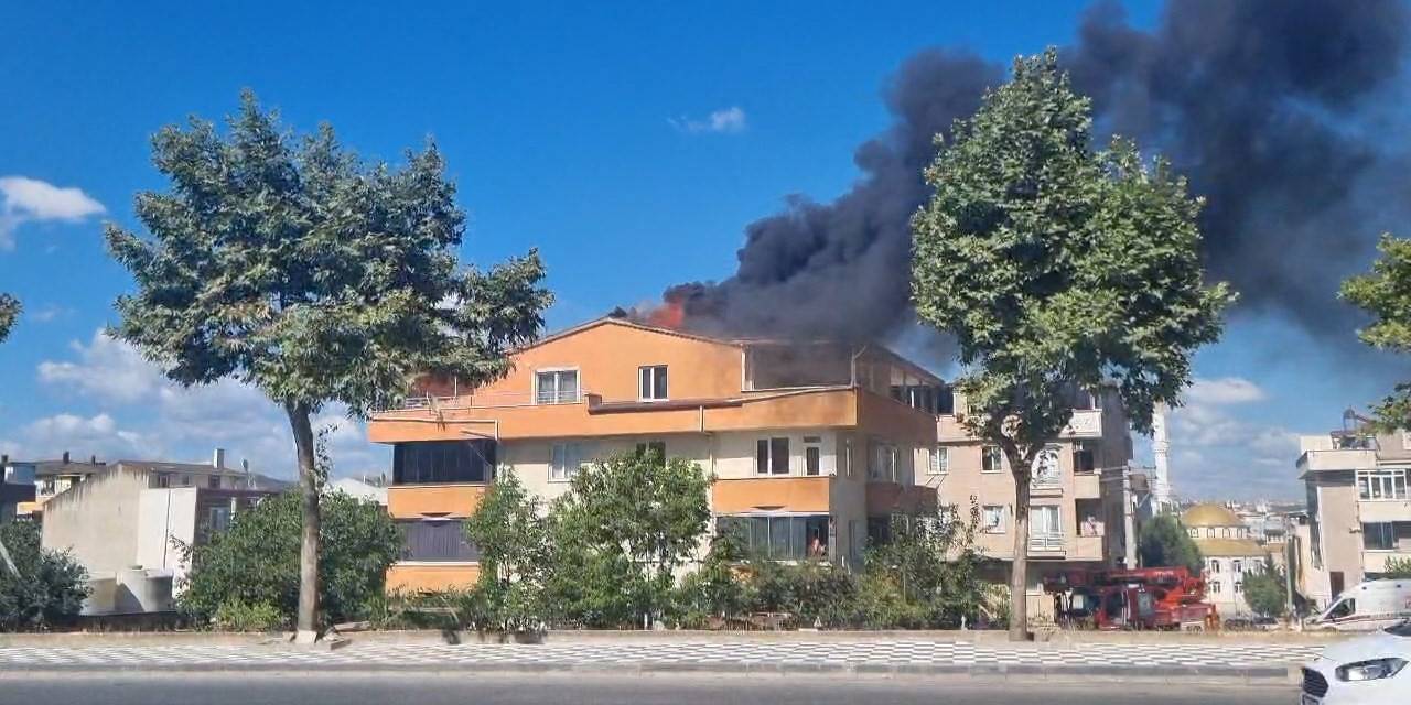 3 Katlı Binanın Çatısı Alevlere Teslim Oldu