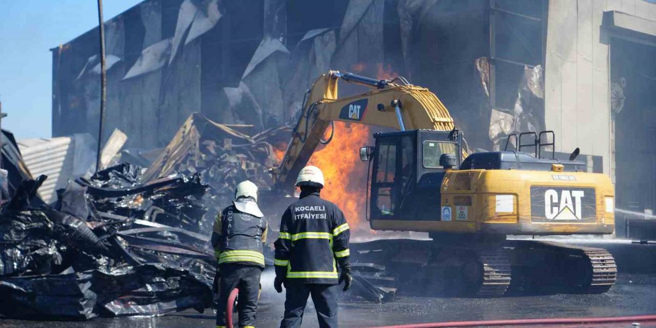 Boya Fabrikasında Çıkan Yangında Ev Ve Araçlar Küle Döndü