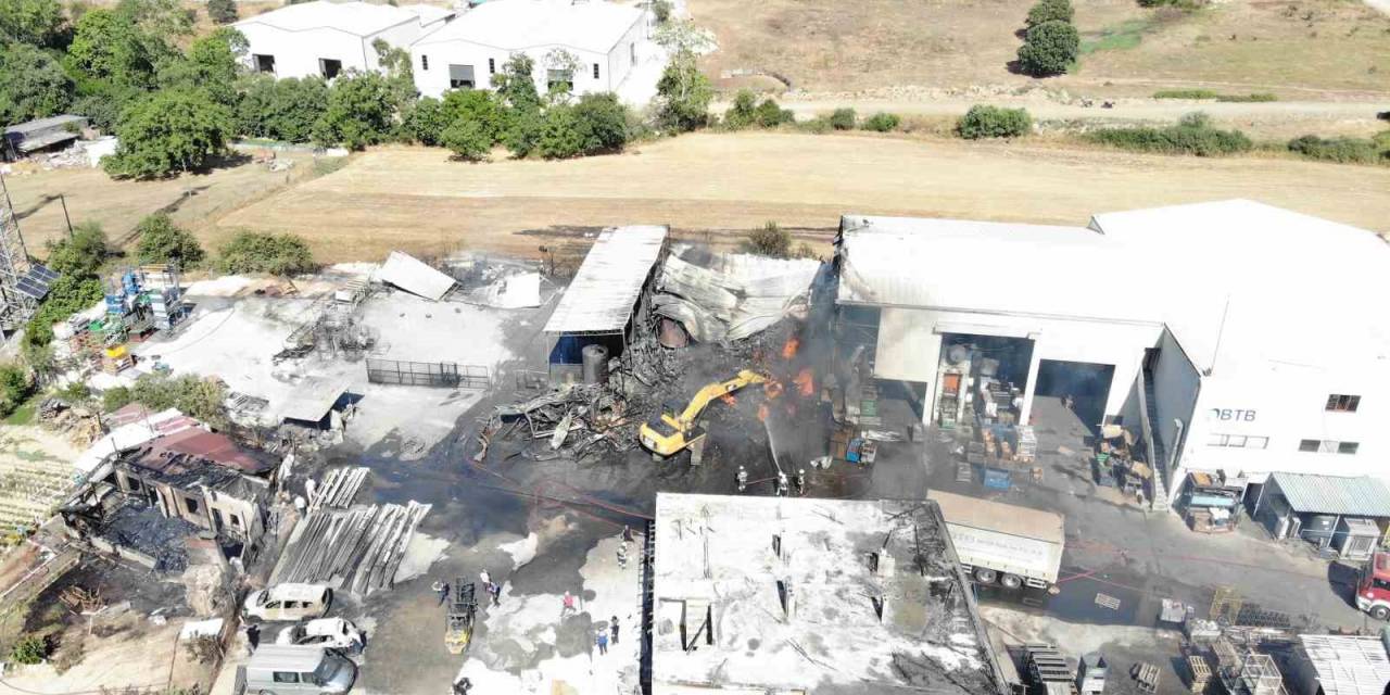 Kocaeli’de Yangının Çıktığı Fabrika Havadan Görüntülendi