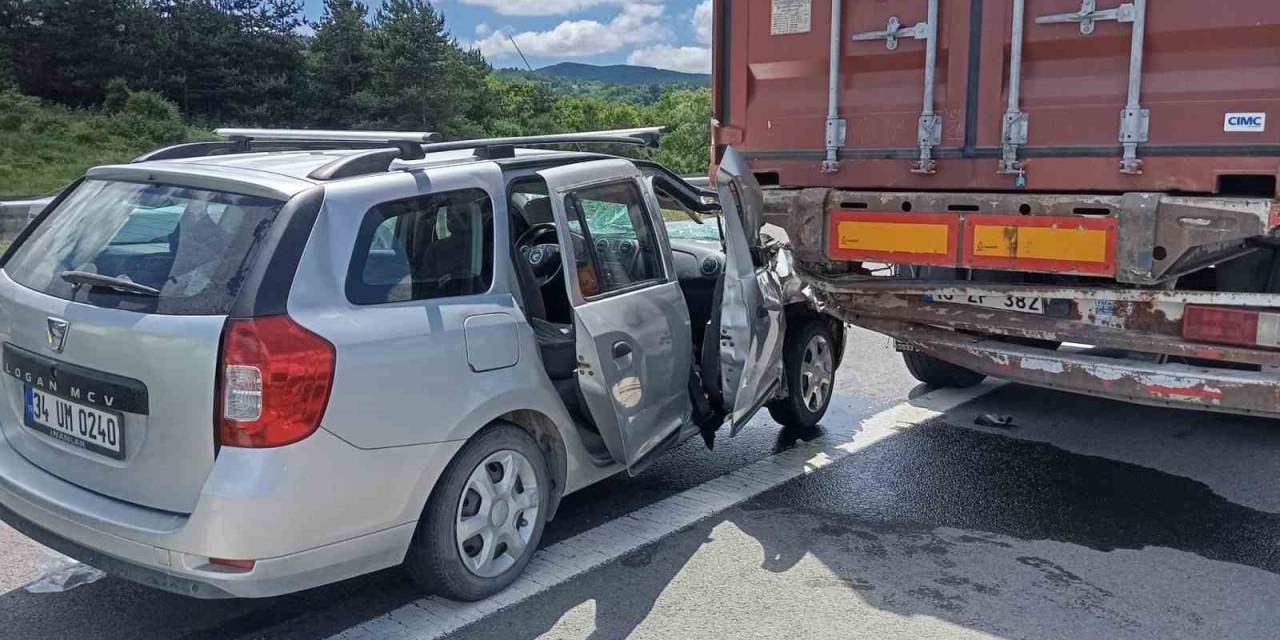 Tem’de Otomobil Tıra Çarptı: 5 Yaralı