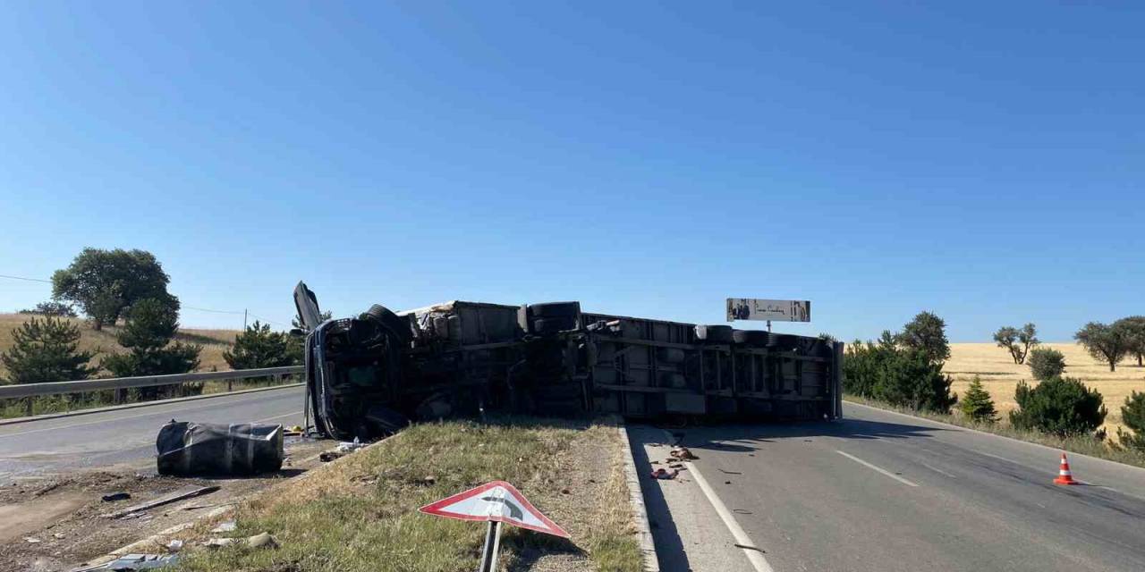Refüje Devrilen Tırın Sürücüsü Yaralandı