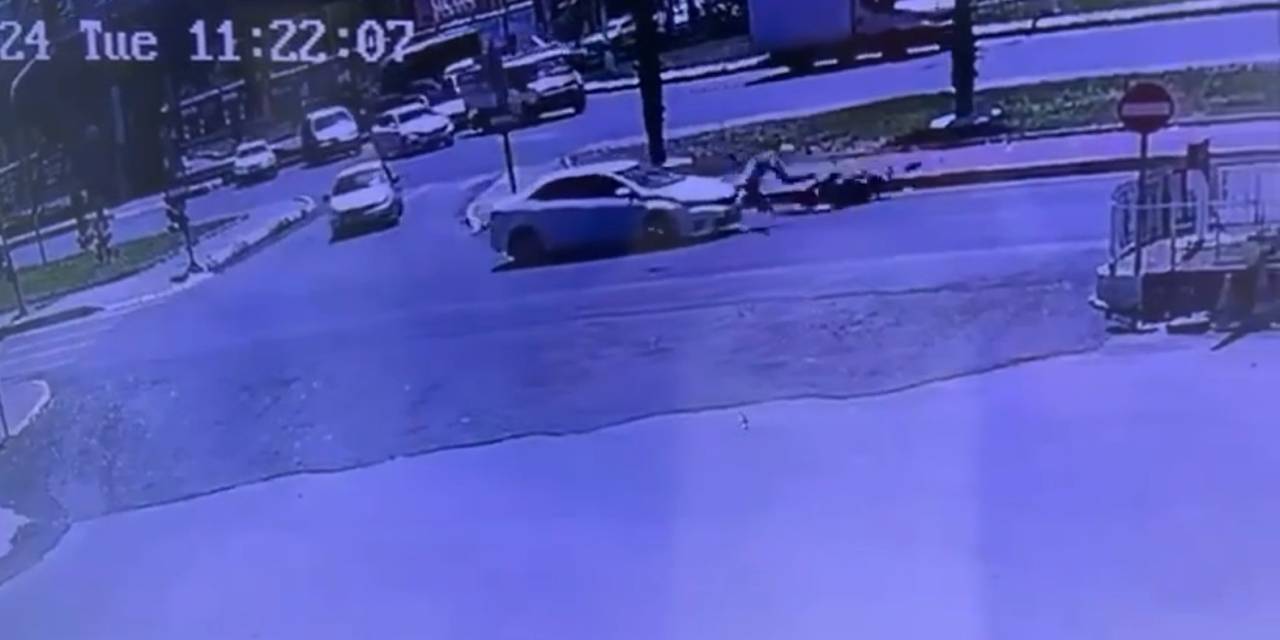 Şanlıurfa’da Otomobil İle Motosikletin Çarpışması Kameraya Yansıdı