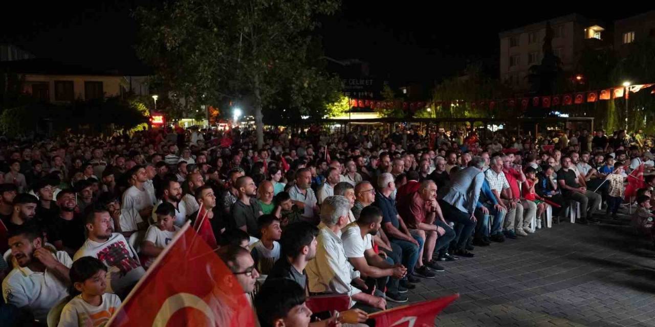 Başkan Aydın, Galibiyet Coşkusunu Vatandaşlarla Yaşadı