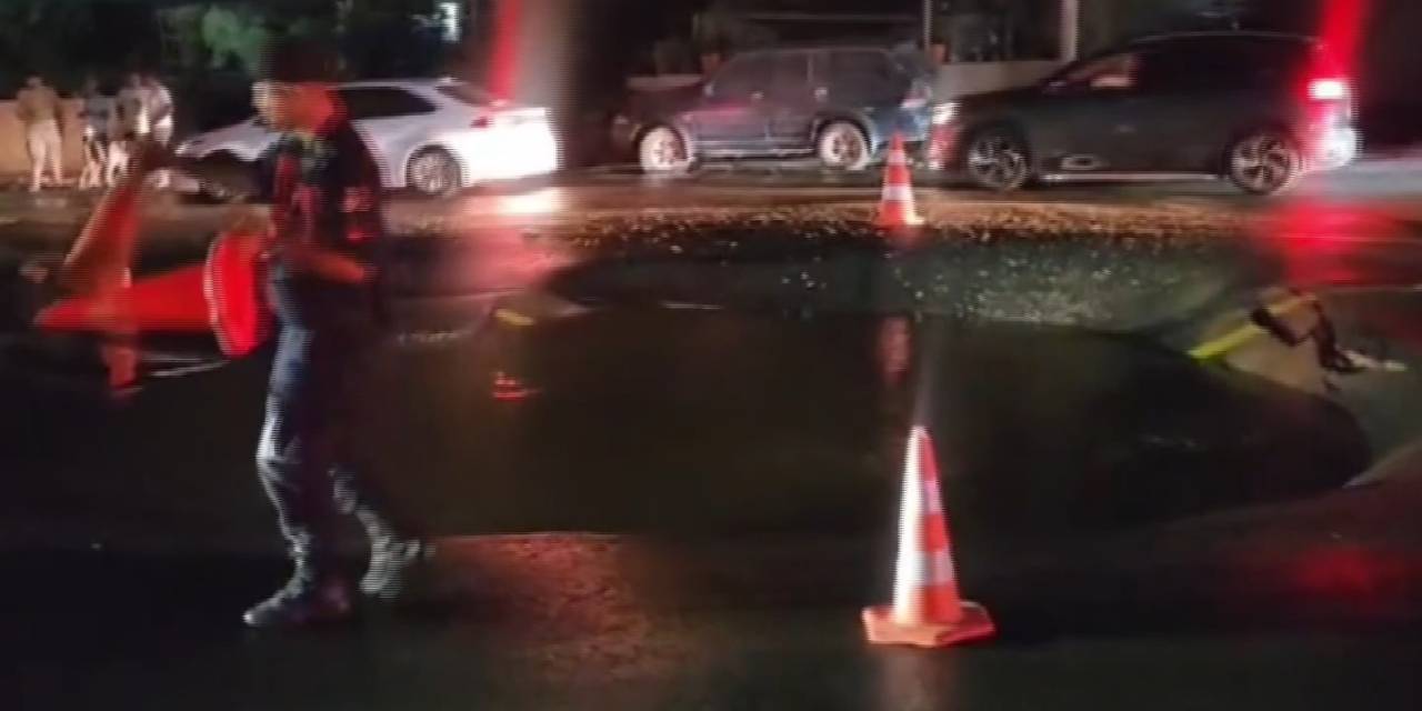 Sosyetenin Uğrak Yeri Göltürkbükü Yolunda İsale Hattı Patladı, Tonlarca İçme Suyu Yola Aktı