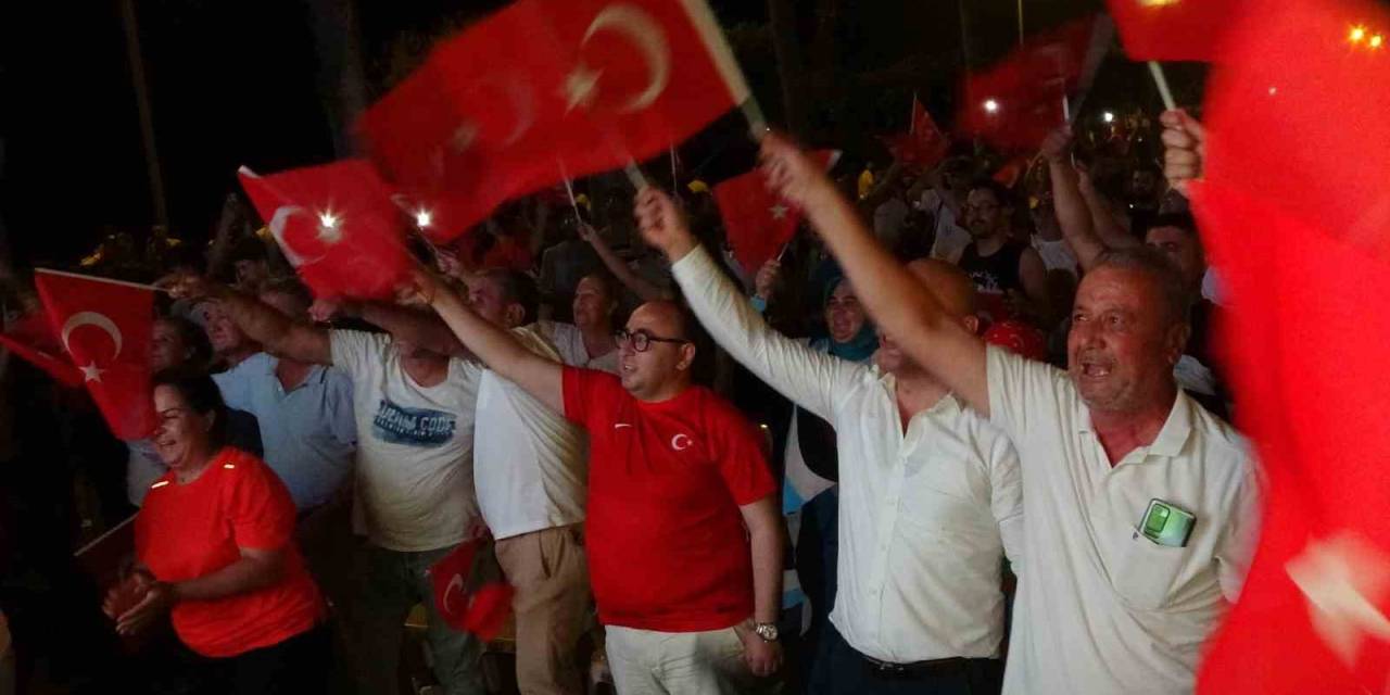 Mersin’de Milli Maç Coşkusu, Gol Anlarının Heyecanı Görüntülere Yansıdı