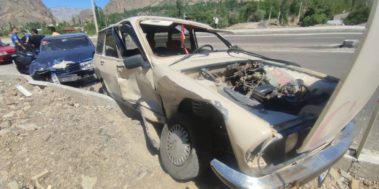 Otomobiller Kavşakta Kafa Kafaya Çarpıştı