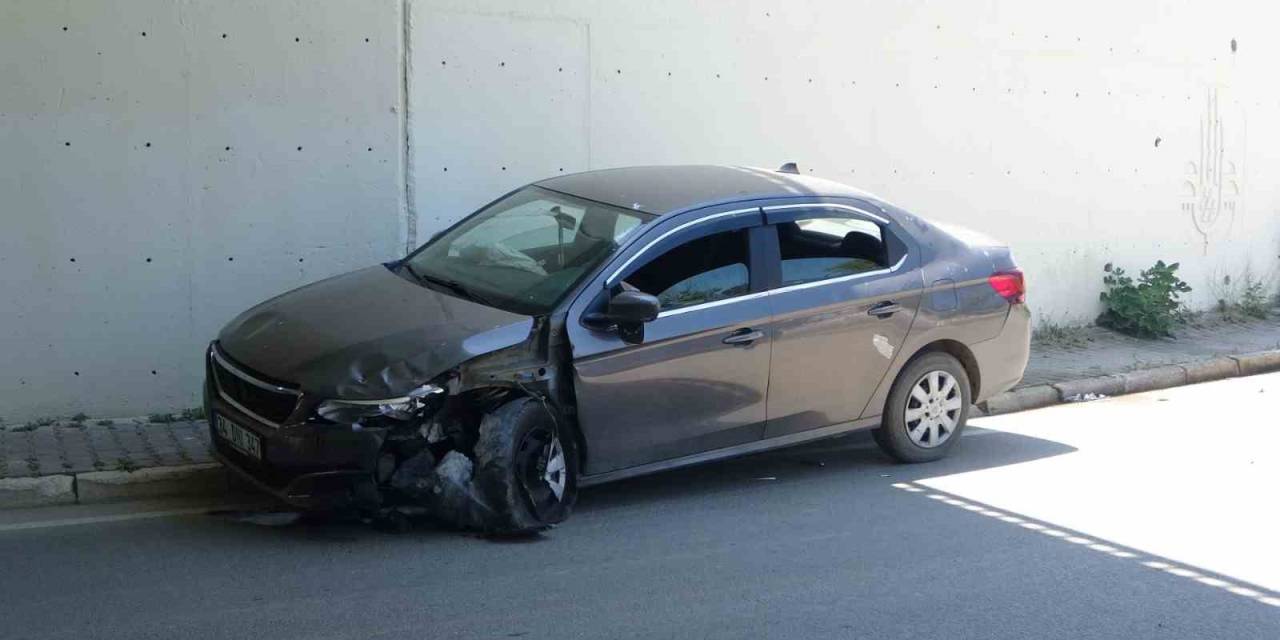 Kartal’da İki Araç Çarpıştı, Savrulan Araç Yan Yattı