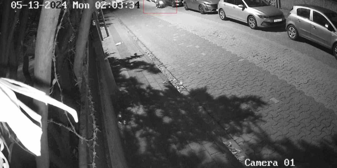 Otomobillerin Aynalarına Dadanan Motosikletli Hırsız Kamerada