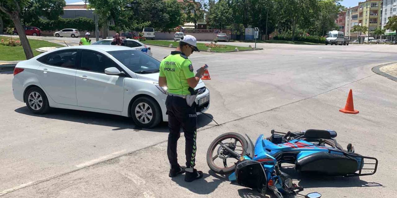 Kazada Yaralanan Kadına İlk Müdahaleyi Sağlık Merkezinde Görevli Sağlık Çalışanı Yaptı