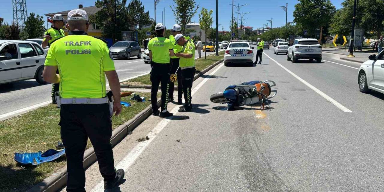 Aydınlatma Direğine Çarpan Motosiklet Sürücüsü Hayatını Kaybetti