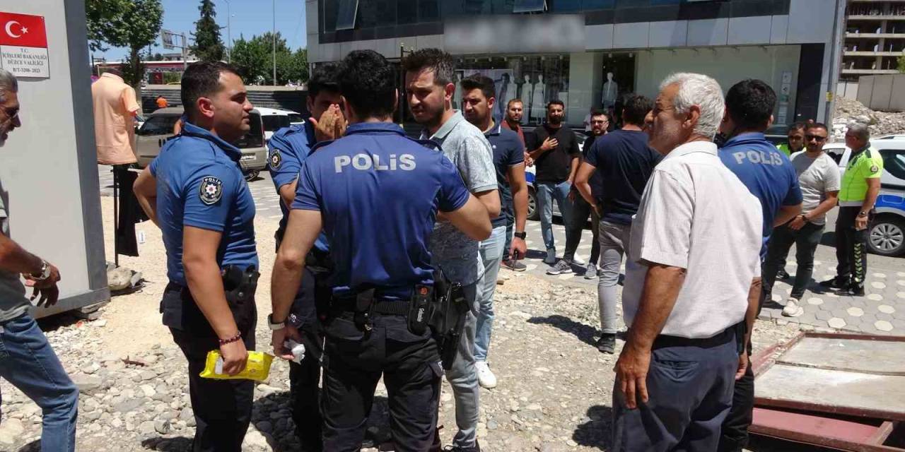 Yol Verme Kavgasını Ayırmaya Çalışan Polis Yaralandı