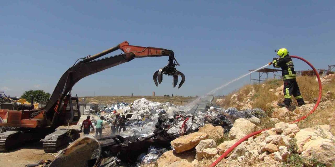 Mersin’de Sanayi Sitesinde Çıkan Yangın Büyümeden Söndürüldü