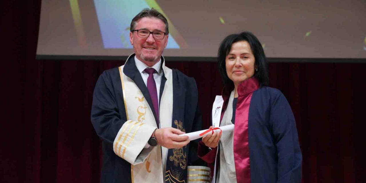 62 Yaşındaki İş Kadını Okuduğu Bölümü Birincilikle Bitirdi