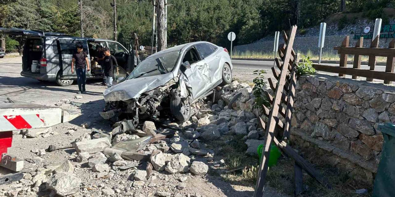 Otomobil Dinlenme Tesisinin Bahçe Duvarına Çarptı, 2 Kişi Yaralandı