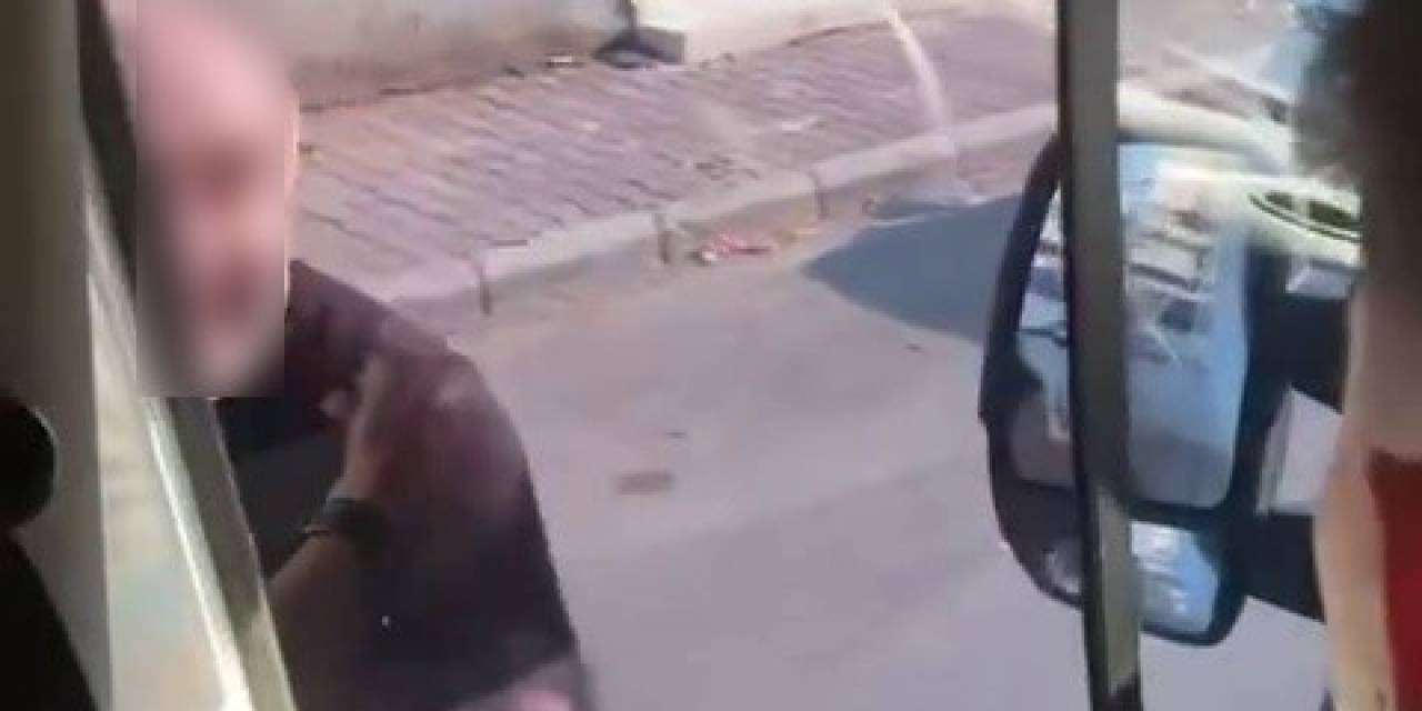 Servis Minibüsünün Kapı Ve Camlarını Yumrukladı: Trafikte Korku Dolu Anlar