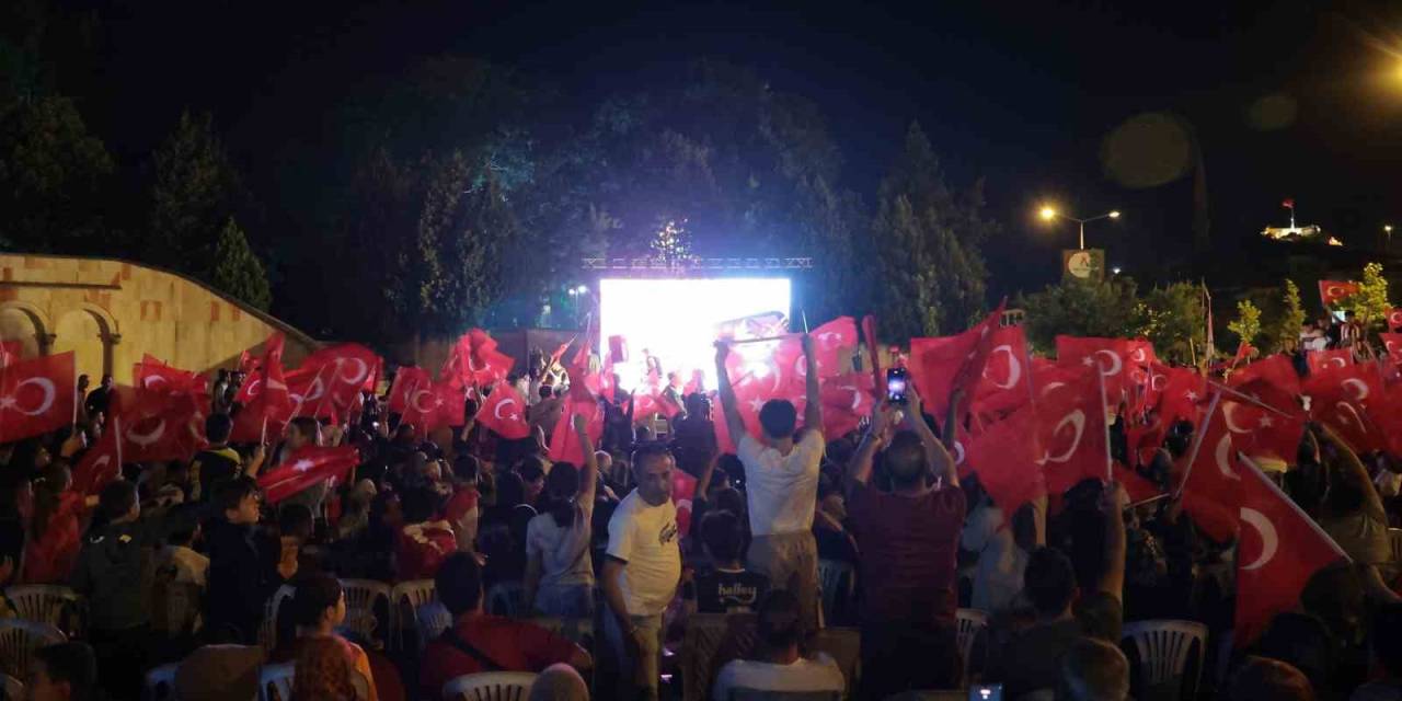 Milli Coşkuyu Hep Birlikte Yaşadılar