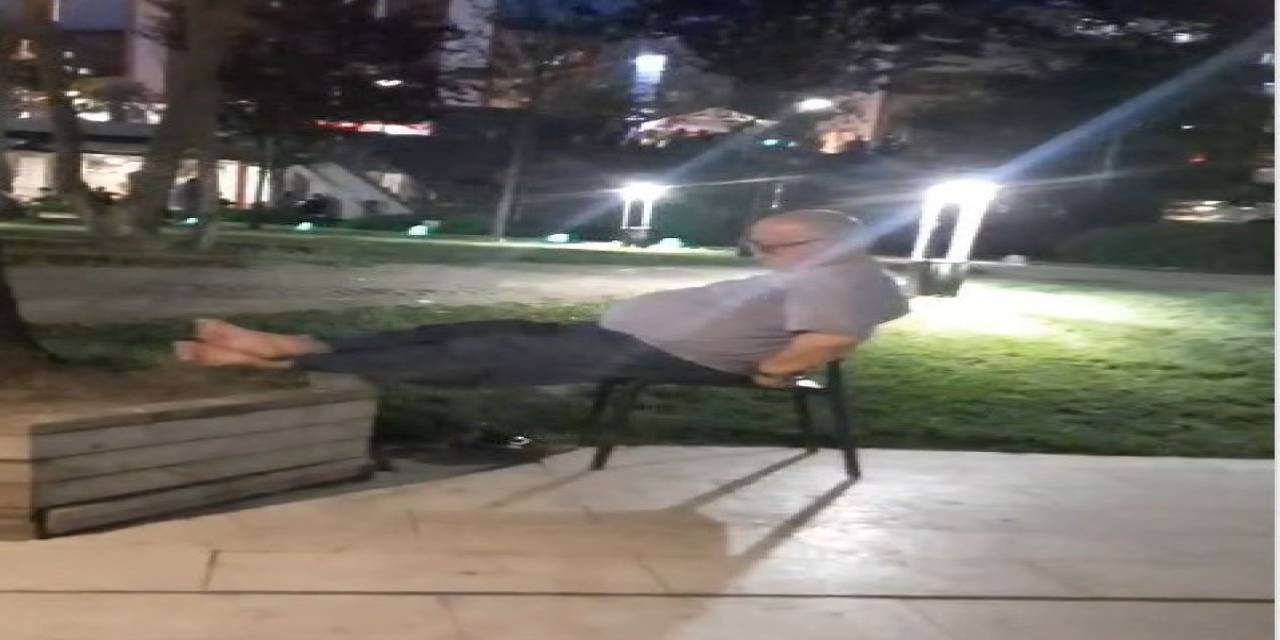 Sıcaktan Evde Bunalan Vatandaş Çareyi Parkta Uyumakta Buldu