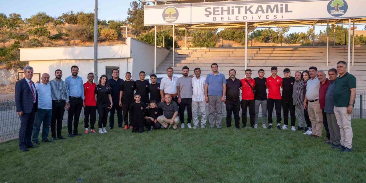 Yılmaz, Dereceye Giren Güreşçileri Ödüllendirdi