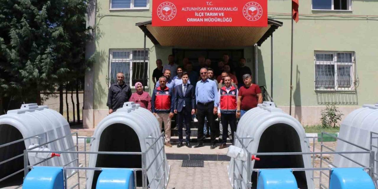 Altunhisar’da 100 Çiftçiye Buzağı Kulübesi Dağıtıldı