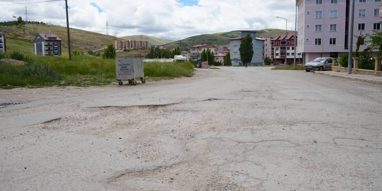 Bayburt Kent Merkezinde Asfaltı Bozuk Yollar Adeta Köstebek Yuvalarını Andırıyor