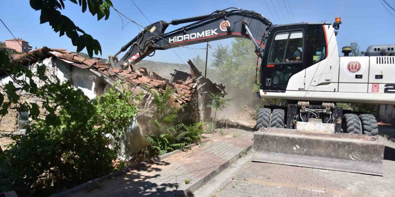 Tehlike Oluşturan Metruk Yapılar Yıkıldı