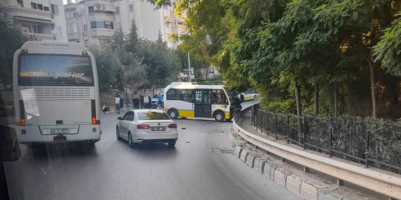 Bursa’da Kaza Yapan Minibüs Şoförü Yaralandı