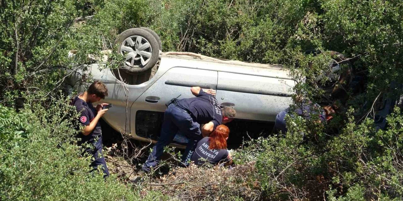 Antalya’da Araç 15 Metrelik Şarampole Devrildi: 2 Yaralı