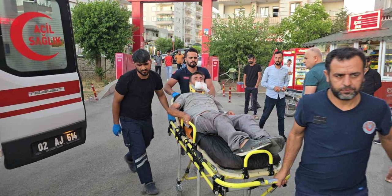 Orta Refüje Çarpan Araç Yola Savruldu: 5 Yaralı