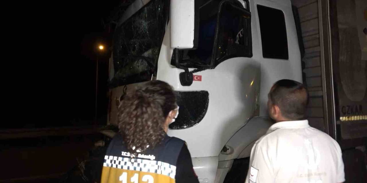 Tıra Arkadan Çarpan Kamyonetin Sürücüsü Şoför Kabininde Sıkıştı