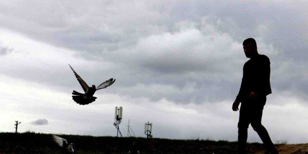 Vazgeçilmeyen Bir Tutku, Saatlerce Yanlarında Bekliyorlar