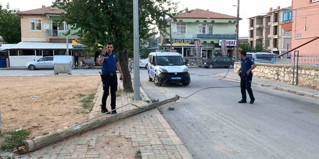 Karaman’da Kırılan Telefon Direği Kaldırıma Devrildi