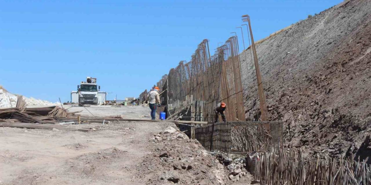 Siirt Kurtalan Karayolu Yapım Çalışmaları Sürüyor