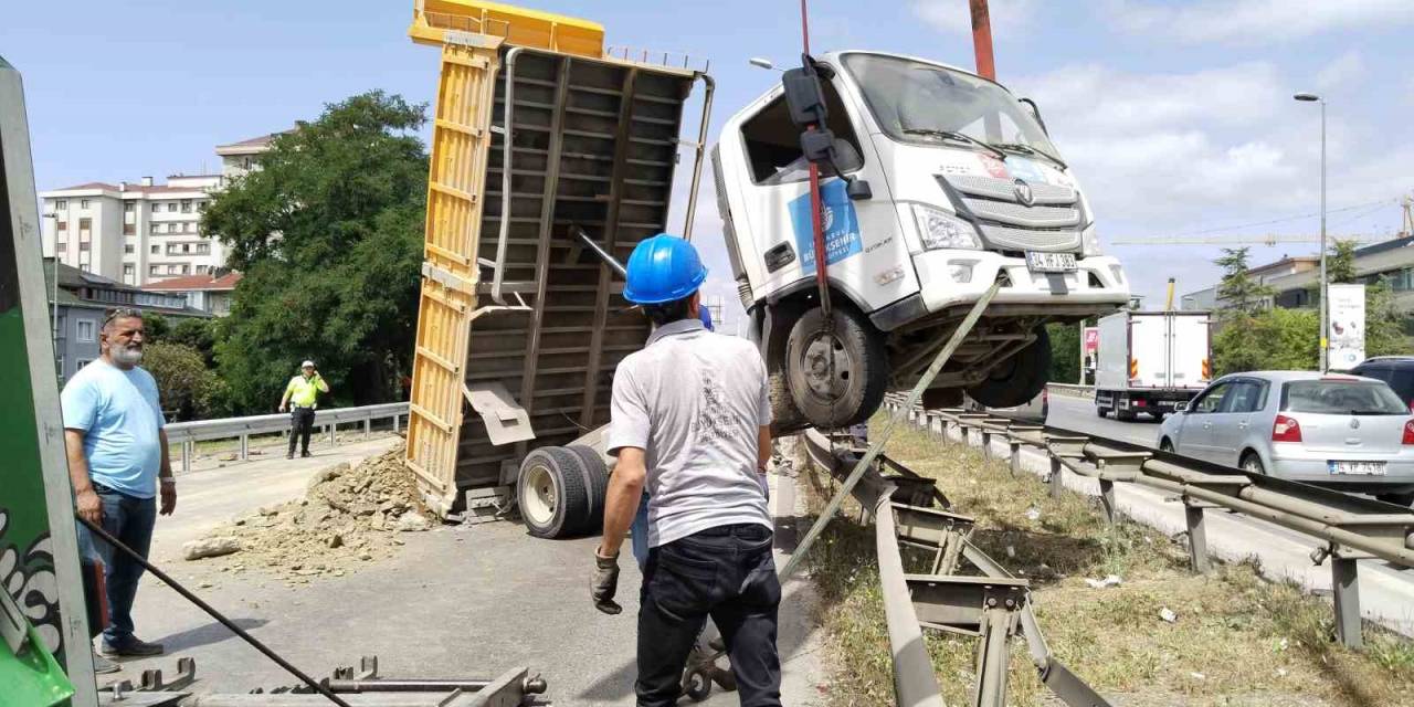 Ümraniye’de Hafriyat Yüklü Kamyon Refüje Çıktı