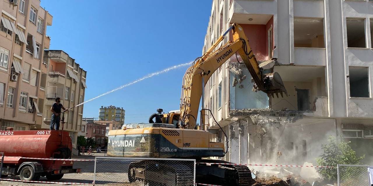 Kozan’da Ağır Hasarlı Binaların Yıkımına 18 Ay Sonra Başlandı