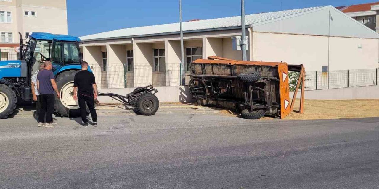 Buğday Yüklü Traktör Devrildi, Yol Buğday Ambarına Döndü