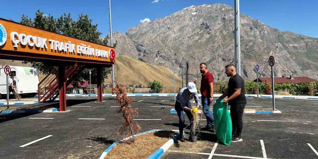 Hakkari’deki Parklarda Temizlik Çalışması Sürüyor