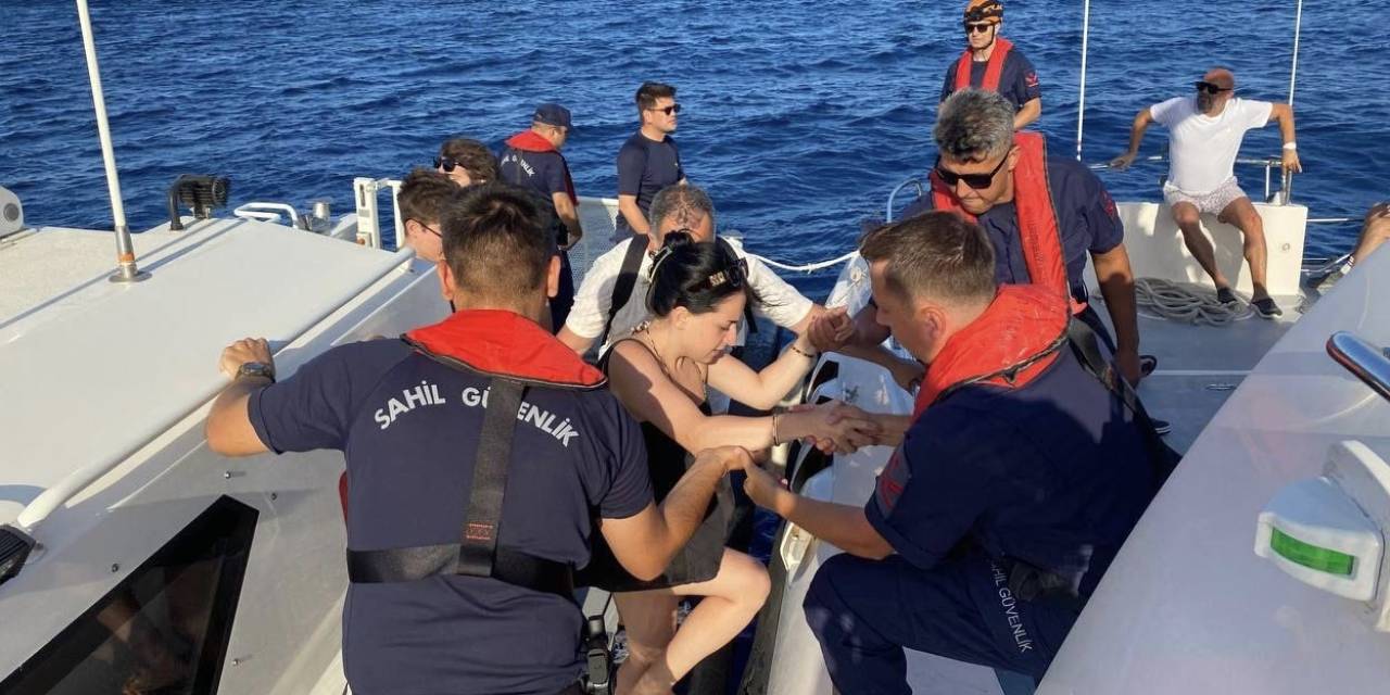 Ayvacık’taki Yangında Mahsur Kalan 99 Kişi Sahil Güvenlik Ekiplerince Kurtarıldı