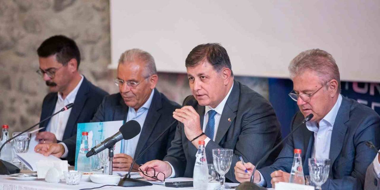 Başkan Tugay: "Orta Gelir Grubuna Hitap Eden Mütevazı Konutlara İhtiyacımız Var"