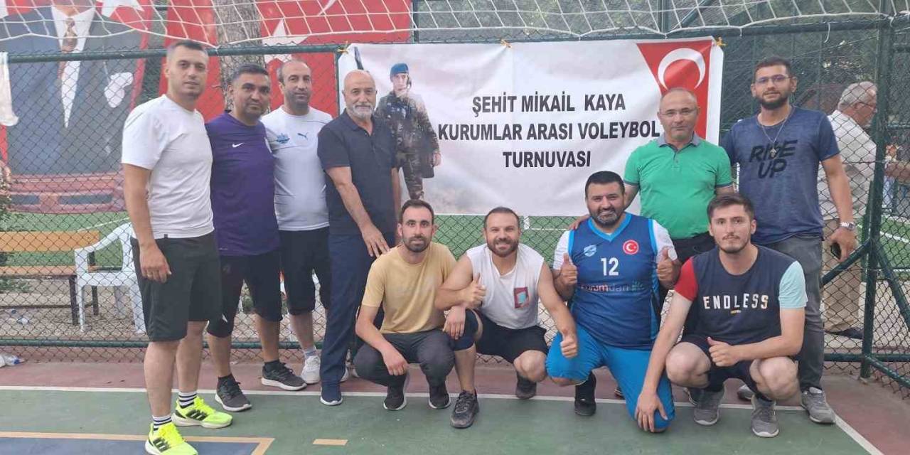 Voleybol Turnuvasında Azmi Milli Okulu Şampiyon Oldu