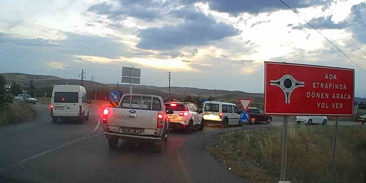 Sabırsız Sürücü Minibüsü İle Ters Yöne Girdi, Trafiği Tehlikeye Attı