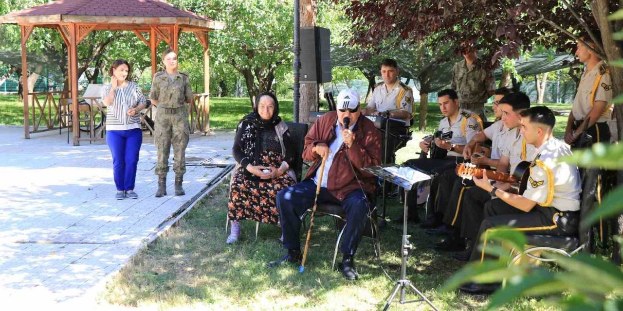 Askeri Bando Takımı, Huzurevi Sakinleri İçin Çaldı