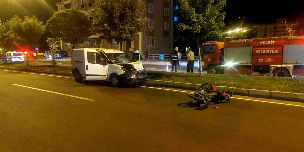 Motosikletle Hafif Ticari Araç Çarpıştı, Motosiklet Sürücüsü Hayatını Kaybetti